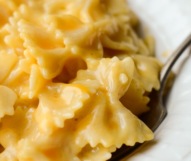 Easy Stovetop Macaroni and Cheese from Scratch!