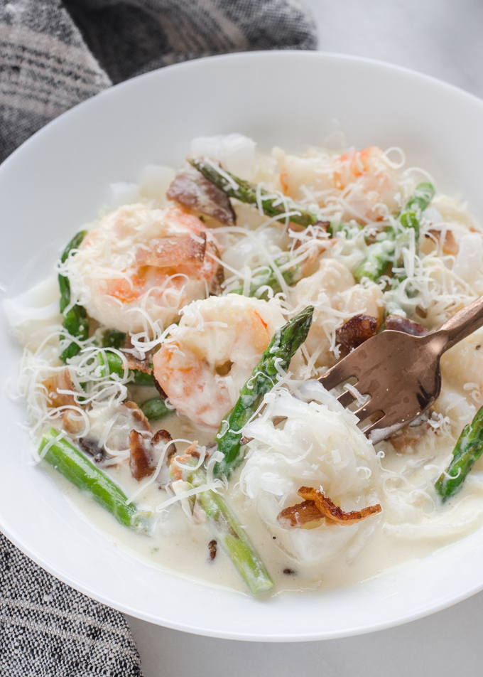 This KETO Shrimp and Asparagus Alfredo is creamy and includes yummy bacon as well!