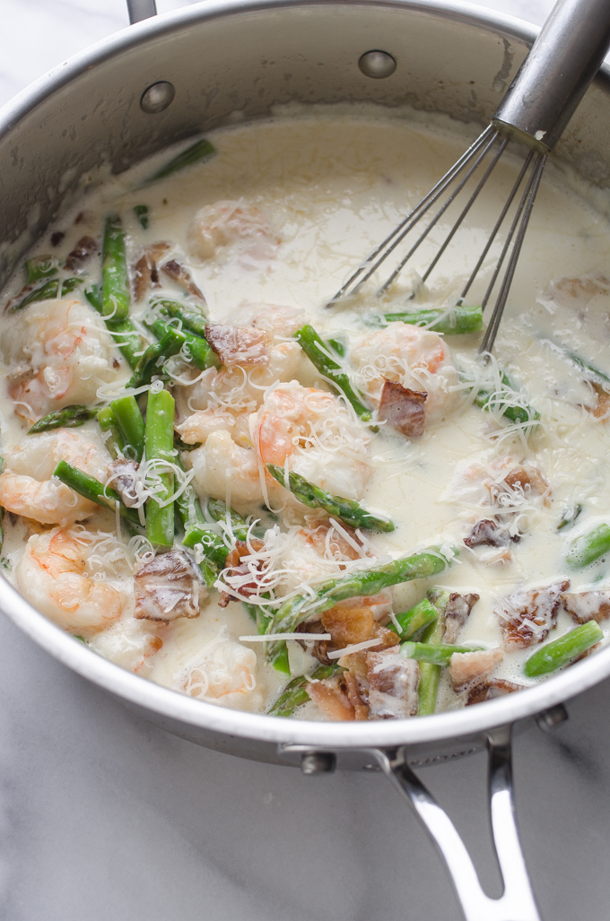 This KETO Shrimp and Asparagus Alfredo is creamy and includes yummy bacon as well!