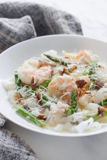 This KETO Shrimp and Asparagus Alfredo is creamy and includes yummy bacon as well!