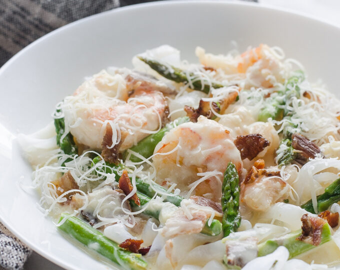 This KETO Shrimp and Asparagus Alfredo is creamy and includes yummy bacon as well!