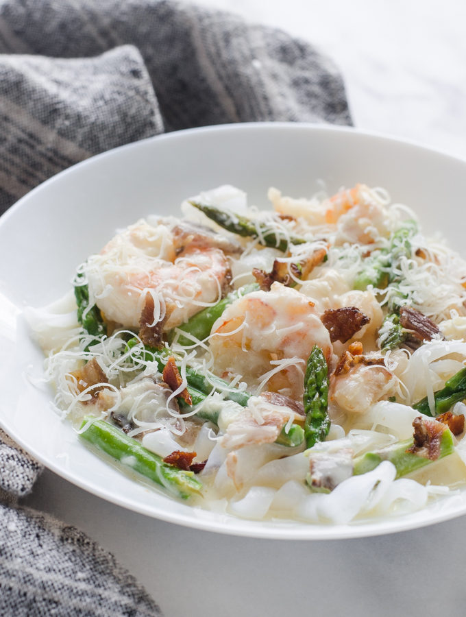 This KETO Shrimp and Asparagus Alfredo is creamy and includes yummy bacon as well!