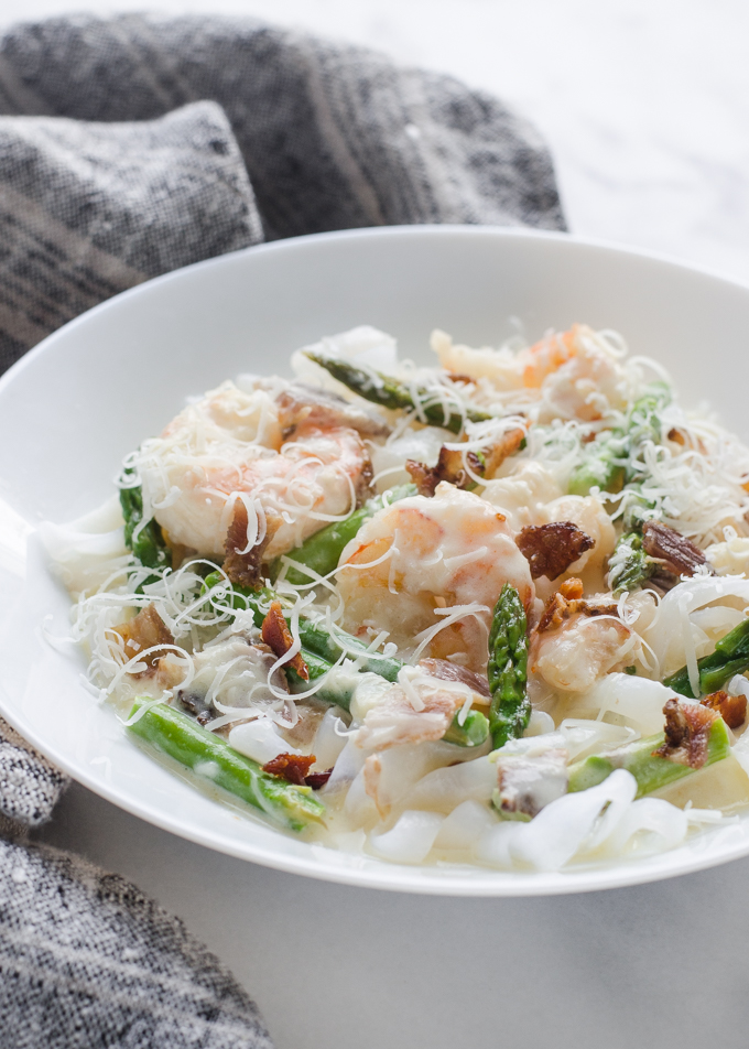 This KETO Shrimp and Asparagus Alfredo is creamy and includes yummy bacon as well!