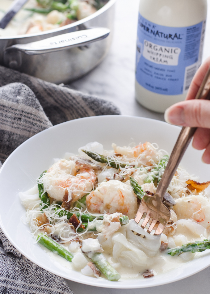 This KETO Shrimp and Asparagus Alfredo is creamy and includes yummy bacon as well!