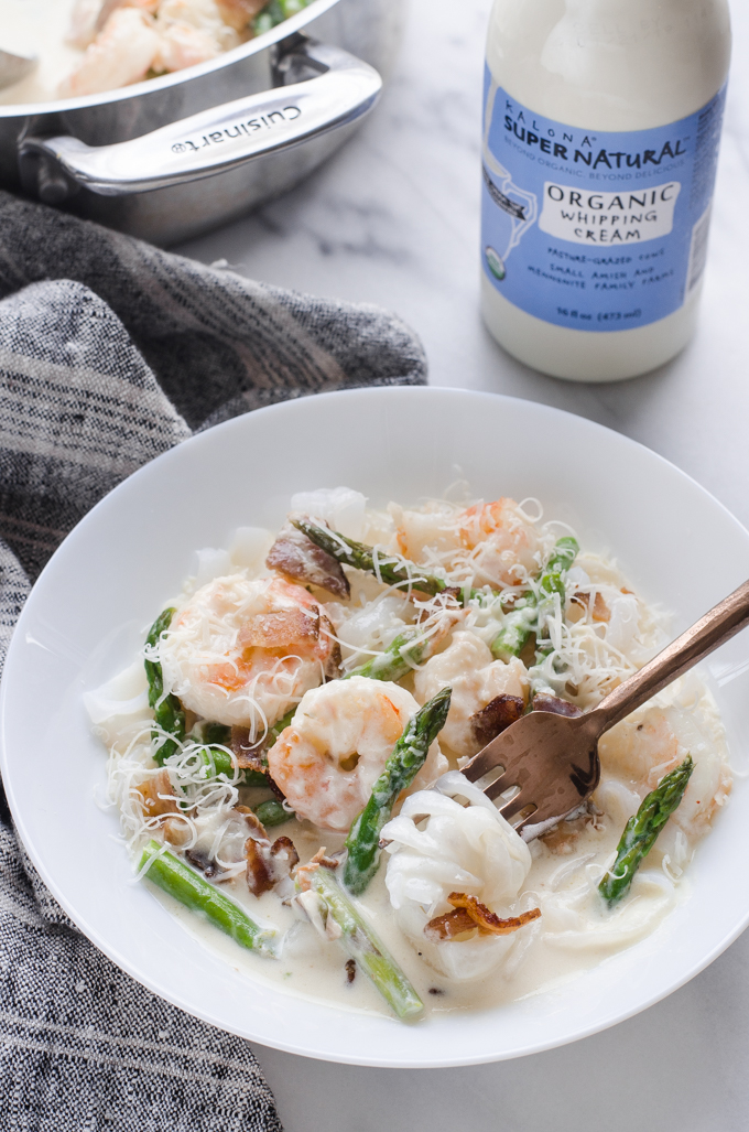 This KETO Shrimp and Asparagus Alfredo is creamy and includes yummy bacon as well!