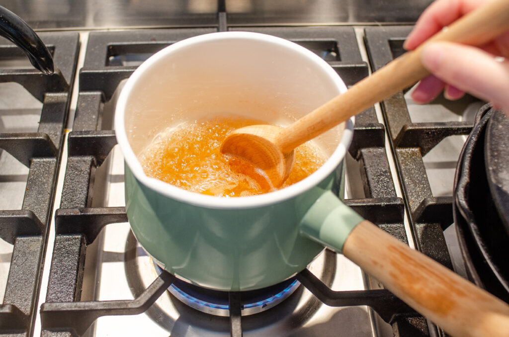 Bringing the water and organic sugar to a boil in an enamel saucepan. 