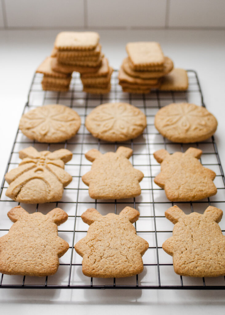 Speculoos cookies cooling on a wire rack.